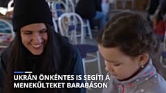 Az odesszai önkéntes a barabási fogadóállomáson ukrán gyerekekkel játszik