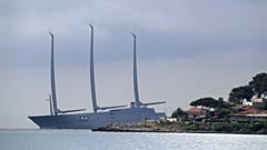 "Sailing Yacht A" auch bekannt als "White Pearl", die größte Segelyacht der Welt (03.07.2020 in Antibes)