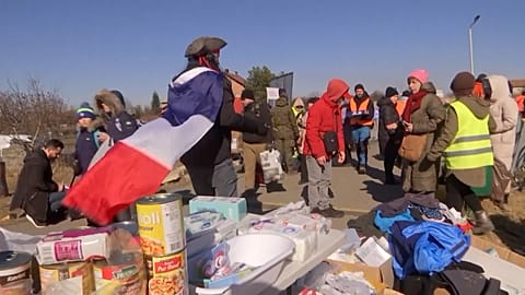 Volunteers travel to Poland to help Ukraine refugees