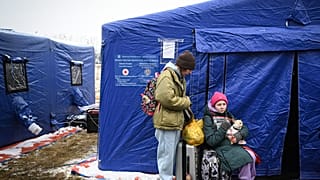 Flüchtlinge aus der Ukraine vor einem Zelt am rumänischen Grenzübergang Siret (2. März 2022)