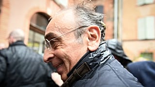 Der französische rechtsextreme Präsidentschaftskandidat Eric Zemmour nach der Ei-Attacke