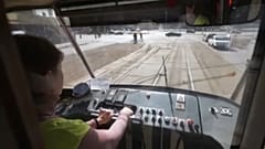 A kevés közlekedő villamos egyike Kijevben 