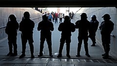 Polizei blockiert wegen Demonstrationen gegen den Ukraine-Krieg eine U-Bahn-Station in St. Petersburg, 