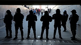 Polizei blockiert wegen Demonstrationen gegen den Ukraine-Krieg eine U-Bahn-Station in St. Petersburg,