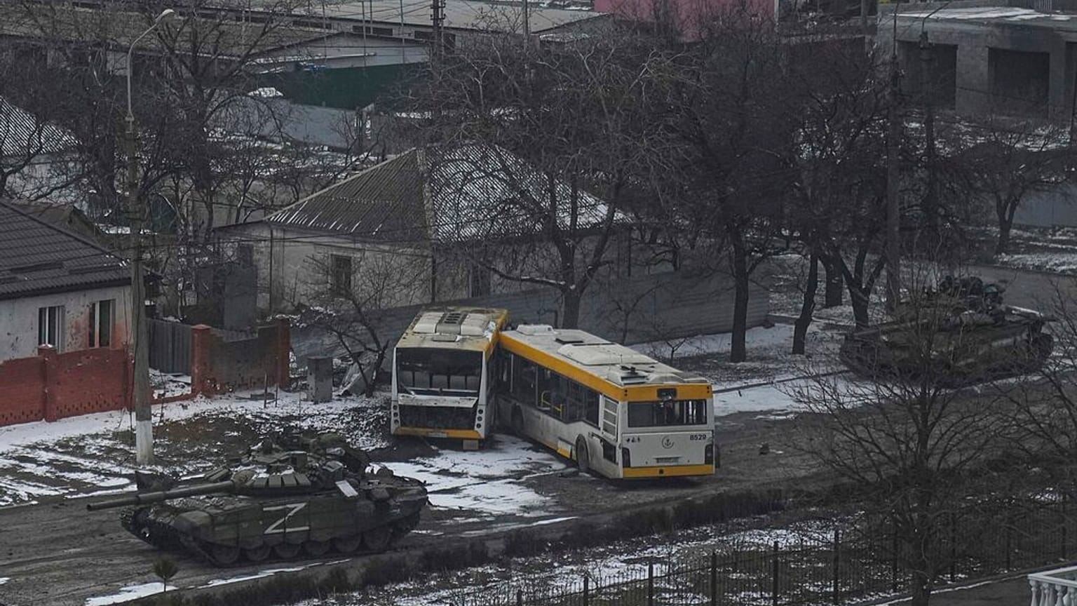 Orosz tankok Mariupol külvárosában