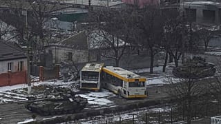 Orosz tankok Mariupol külvárosában