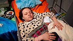 Mariana Vishegirskaya mit ihrer neugeborenen Tochter Veronika am 11.03. in Mariupol in der Ukraine