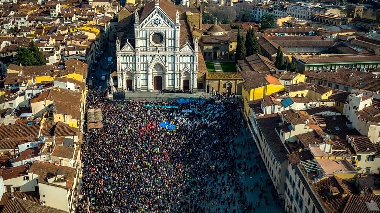 Piazza Santa Croce, a Firenze: tutti contro la guerra. 