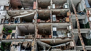 Un palazzo distrutto dai bombardamenti a Kharkiv, Ucraina