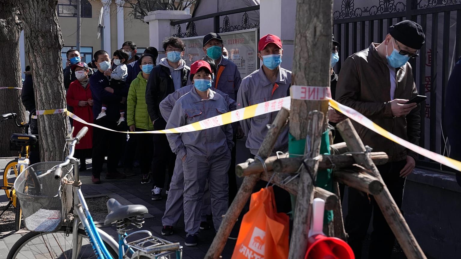 Des habitants font la queue pour réaliser un test Covid à Pékin en Chine, le 13 mars 2022