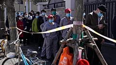 Des habitants font la queue pour réaliser un test Covid à Pékin en Chine, le 13 mars 2022