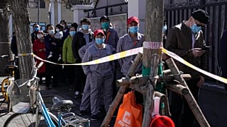 Des habitants font la queue pour réaliser un test Covid à Pékin en Chine, le 13 mars 2022
