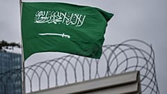La bandiera dell'Arabia Saudita sventola sul consolato ad Ankara