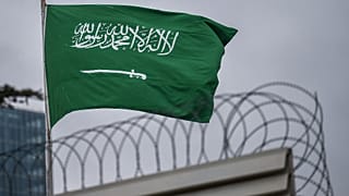 La bandiera dell'Arabia Saudita sventola sul consolato ad Ankara