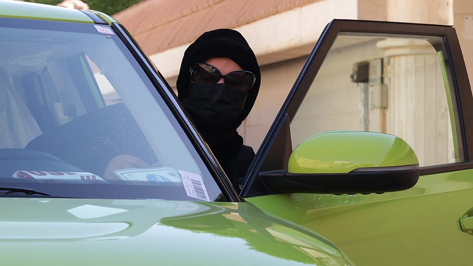 الموظفة السعودية فهدة فهد تعمل سائقة أجرة على سيارتها الخاصة لخدمة النساء فقط، 8 فبراير 2022