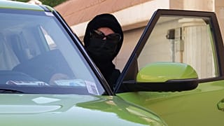 الموظفة السعودية فهدة فهد تعمل سائقة أجرة على سيارتها الخاصة لخدمة النساء فقط، 8 فبراير 2022