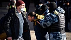 Un homme est arrêté par la police à Moscou alors qu'il manifestait contre l'offensive russe en Ukraine, le 13 mars 2022