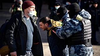 Un homme est arrêté par la police à Moscou alors qu'il manifestait contre l'offensive russe en Ukraine, le 13 mars 2022