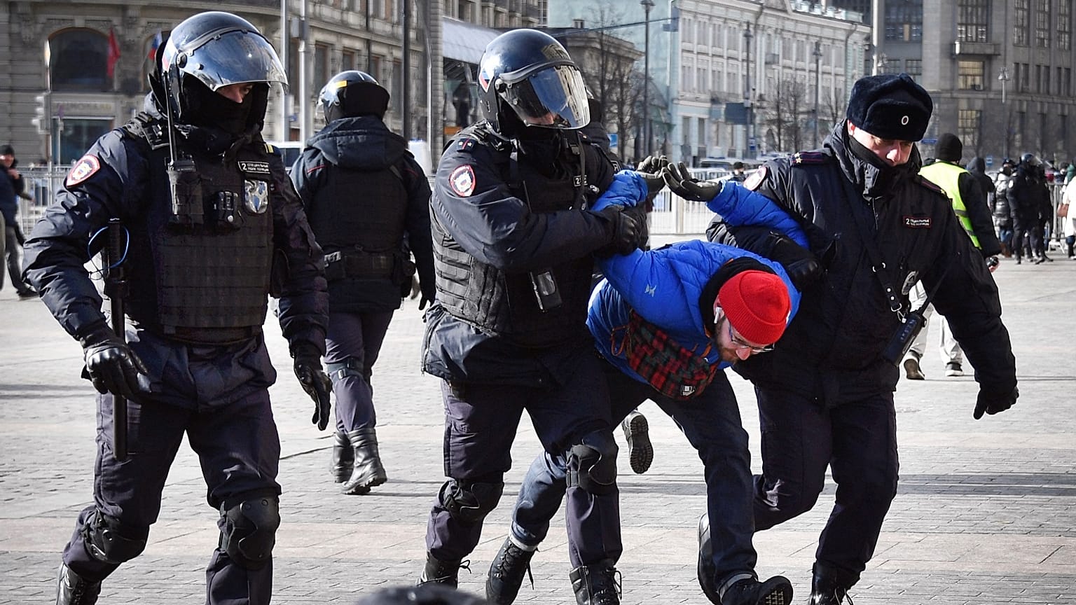In Moskau wird ein Mann abgeführt