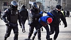 In Moskau wird ein Mann abgeführt