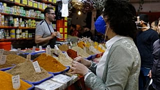 صورة أرشيفية لمواطنين جزائريين داخل أحد محال بيع الأغذية في الجزائر العاصمة 21 أبريل 2020.
