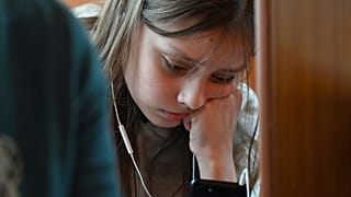 فتاة أوكرانية نازحة تستمع إلى الأخبار باللغة المجرية في بيريغوف، المنطقة التي أصبحت جزءاً من أوكرانيا في 1991