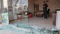 Ein Mann begutachtet Schäden in Folge des Angriffs auf Erbil