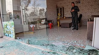 Ein Mann begutachtet Schäden in Folge des Angriffs auf Erbil