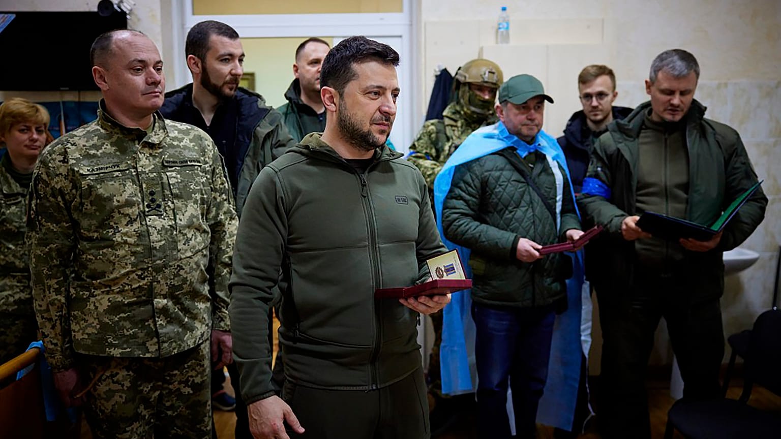Le président ukrainien Volodomyr Zelensky vient remettre une médaille à un soldat blessé lors de sa visite d'un hôpital de Kyiv le 13 mars 2022