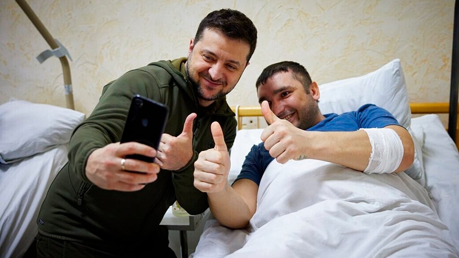 Präsident der Ukraine Wolodymyr Selenskyj mit verletztem Soldaten in Kiew