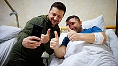 Präsident der Ukraine Wolodymyr Selenskyj mit verletztem Soldaten in Kiew