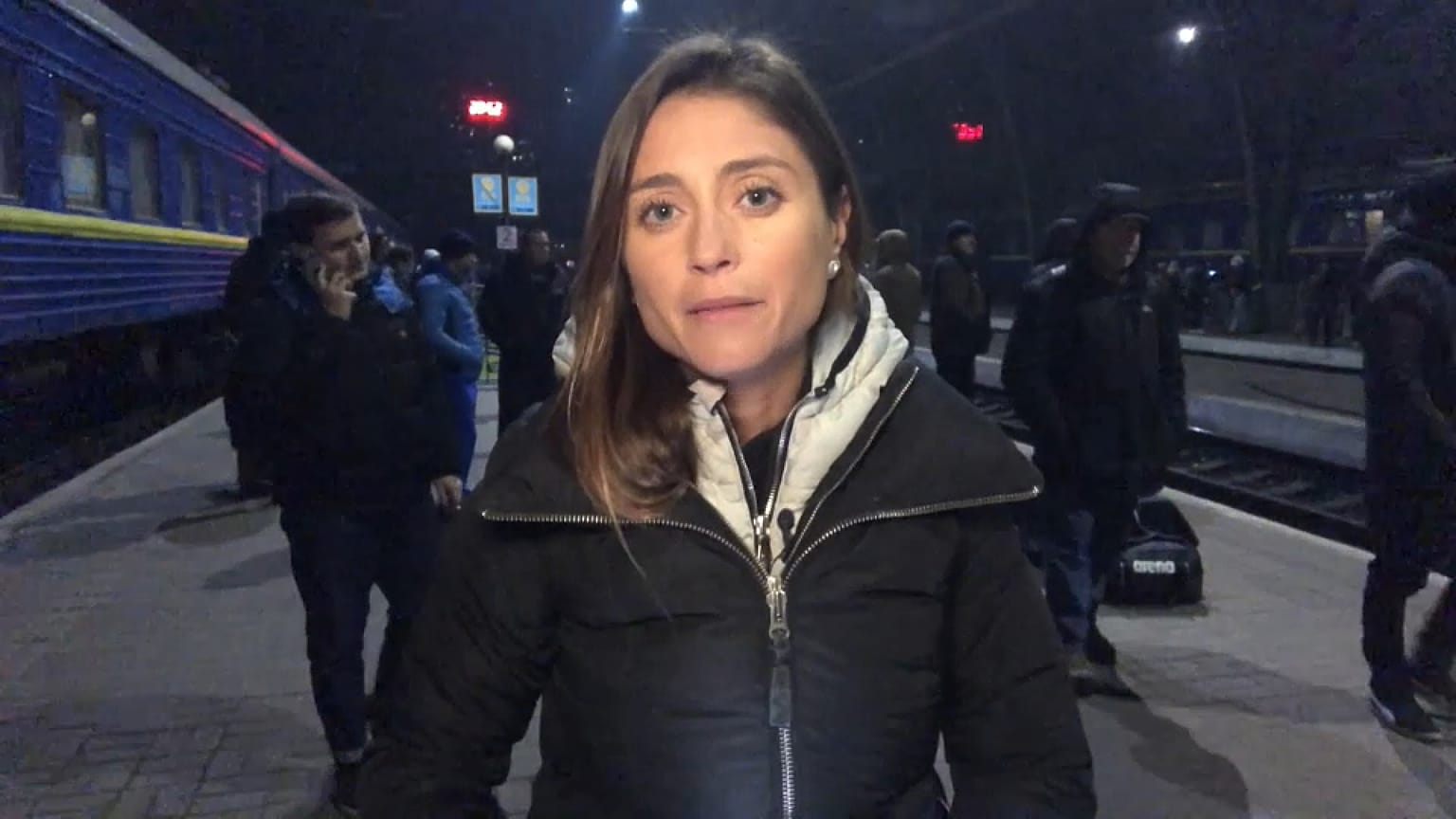 La periodista de euronews, Anelise Borges, en la estación central de Lviv, Ucrania