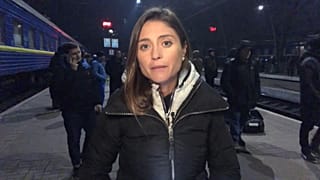 La periodista de euronews, Anelise Borges, en la estación central de Lviv, Ucrania