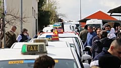 Des taxis madrilènes prêts à acheminer de l'aide humanitaire en Ukraine, Madrir, le 13 mars 2022