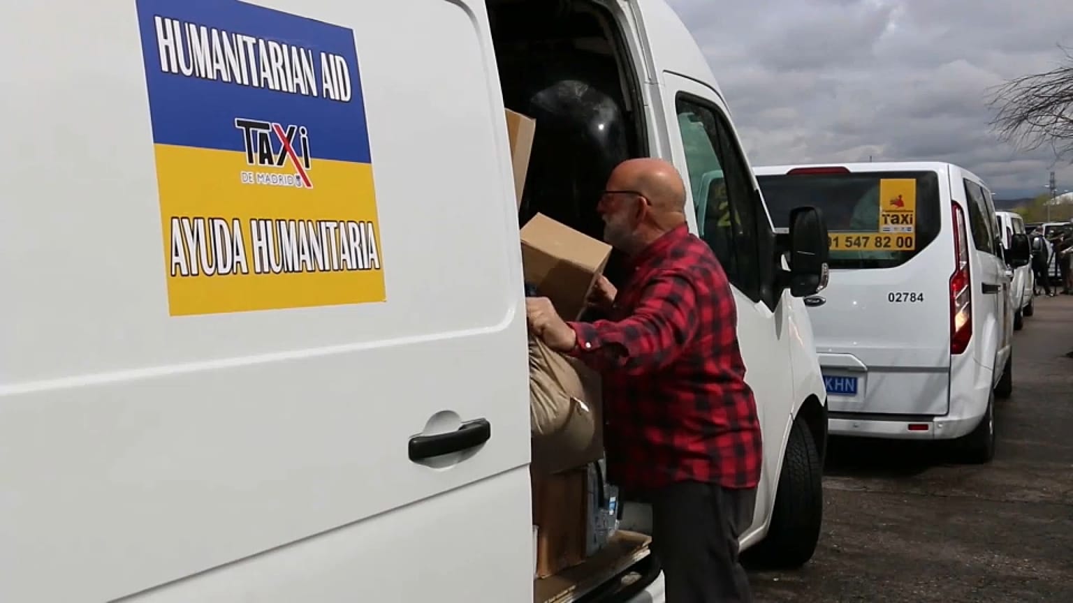 Un taxista jubilado de Madrid prepara el envio de ayuda humanitaria al este de Europa