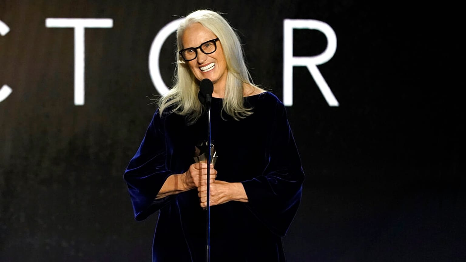"The Power of the Dog" filmi yönetmeni Jane Campion ödülünü aldı