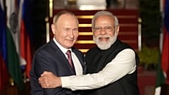 Rusya Devlet Başkanı Vladimir Putin (sol), Hindistan Başbakanı Narendra Modi, 2 Aralık 2021'de Yeni Delhi'deki görüşme öncesi birbirine sarılarak basına poz vermişti 