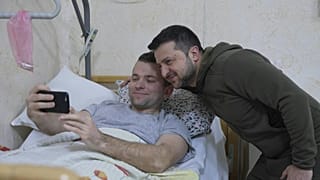 الرئيس الأوكراني فولوديمير زيلينسكي يزور الجنود المصابين في مستشفى عسكري.
