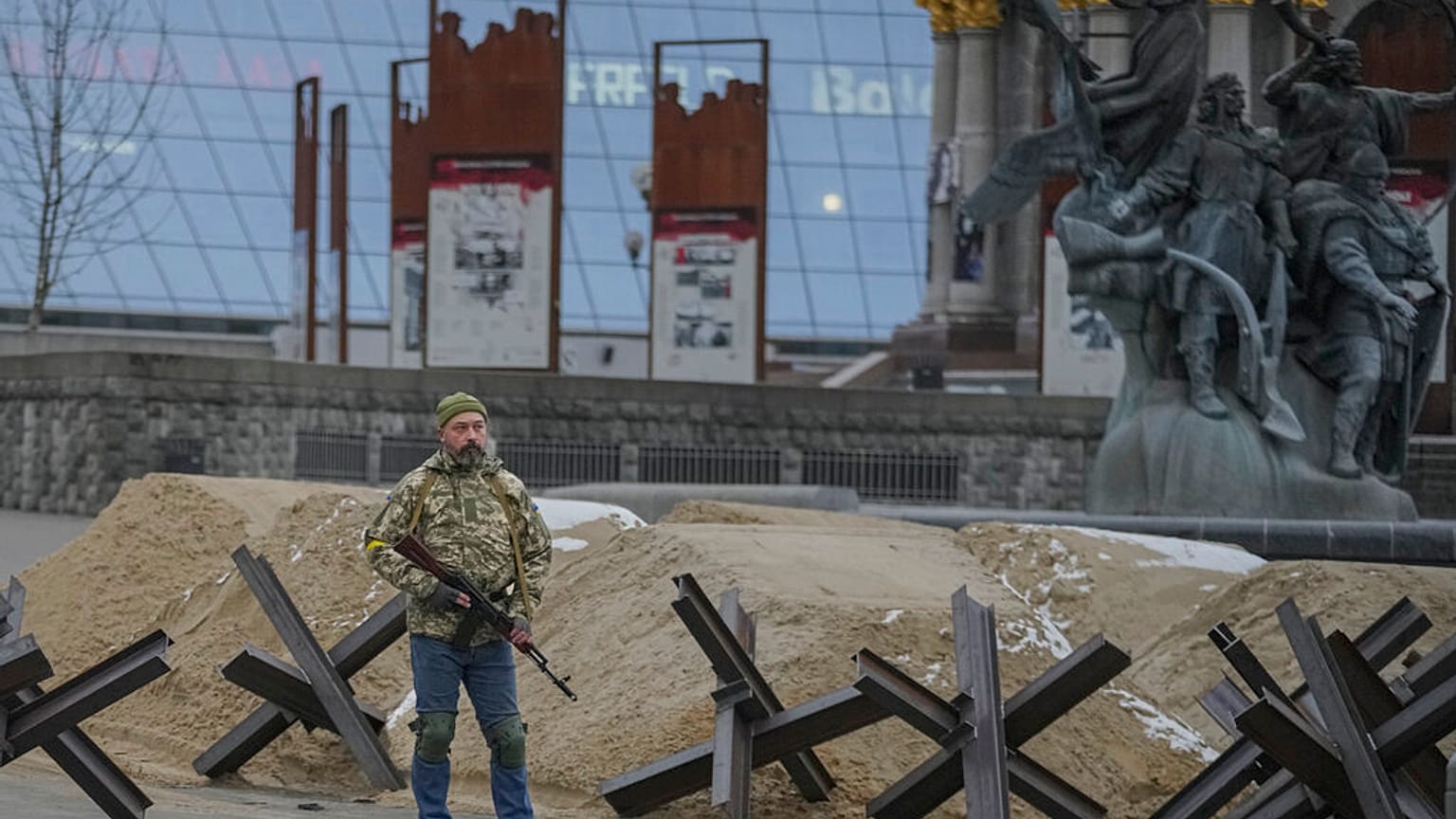 Ukrayna'nın başkenti Kiev'de barikatların önünde nöbet tutan bir asker