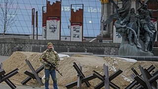 Ukrayna'nın başkenti Kiev'de barikatların önünde nöbet tutan bir asker
