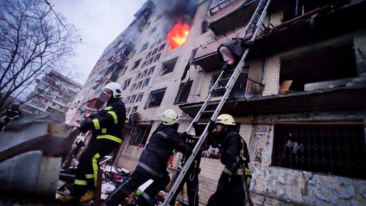 Edifício residencial de 9 andares bombardeado em Kiev