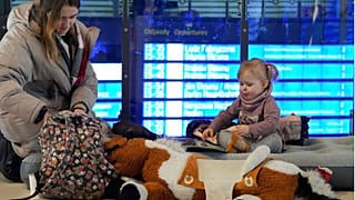 Una refugiada ucraniana con su hija en la estación de trenes de Varsovia, Polonia