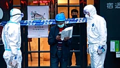 Policiers déployés dans les rues de Shanghai (Chine), le 15/03/2022