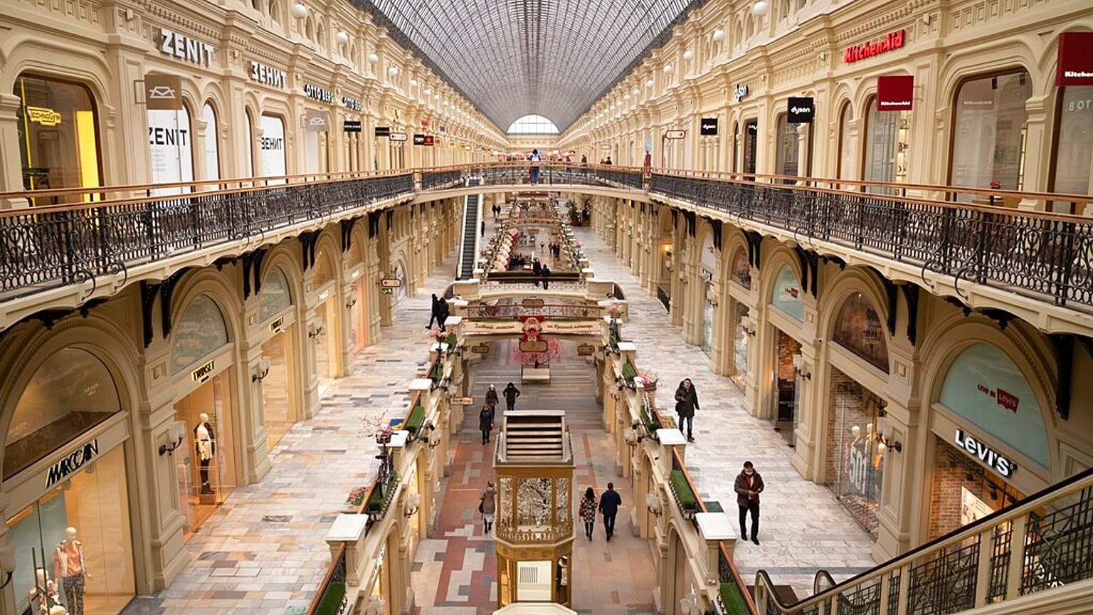 Un centro comercial en Moscú practicamente vacío