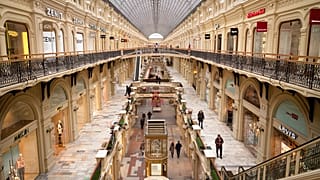 Un centro comercial en Moscú practicamente vacío