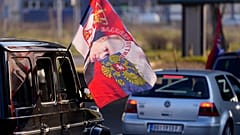 Manifestación en Belgrado de los partidarios de la invasión rusa de Ucrania, con la zeta por bandera