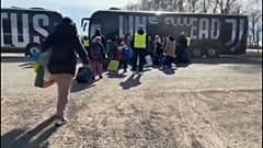 Ukrán menekültek tartanak a Juventus csapatbusza felé Záhonyban 2022.03.13-án.