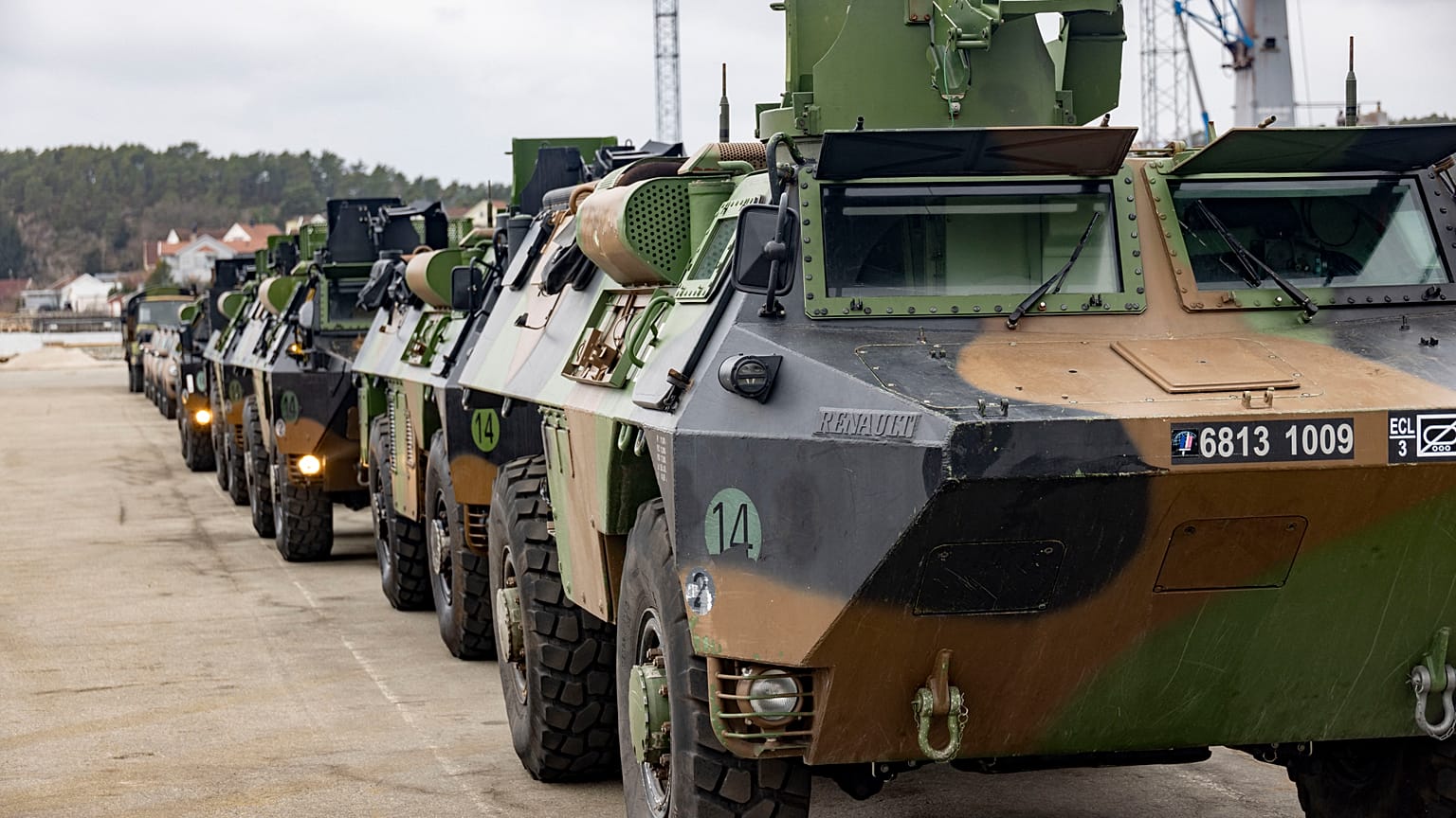 A NATO "Cold Response 22" nevű gyakorlatára érkező páncélozott járművek Norvégiában, március 10-én