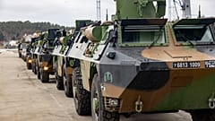 A NATO "Cold Response 22" nevű gyakorlatára érkező páncélozott járművek Norvégiában, március 10-én