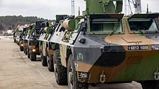 A NATO "Cold Response 22" nevű gyakorlatára érkező páncélozott járművek Norvégiában, március 10-én